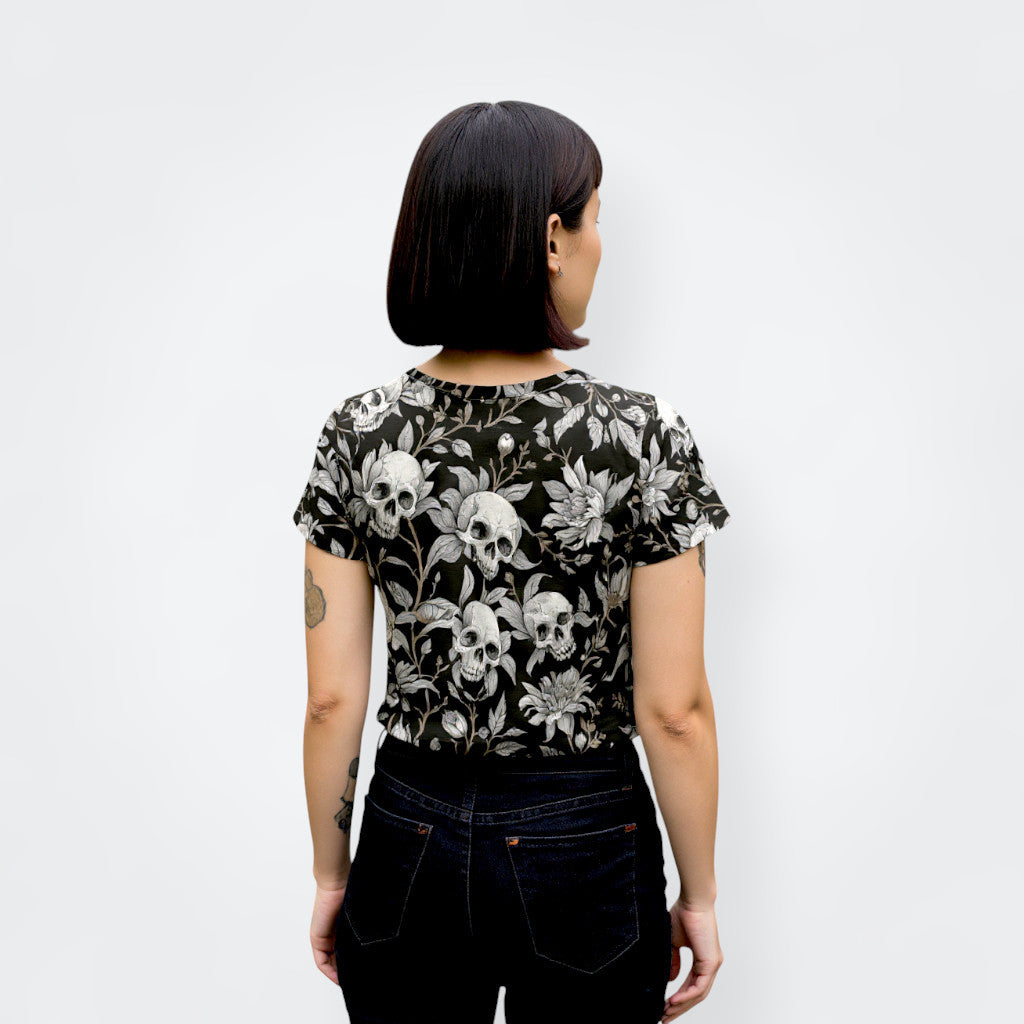 Top crop negro de mujer con calaveras y flores vista de espalda