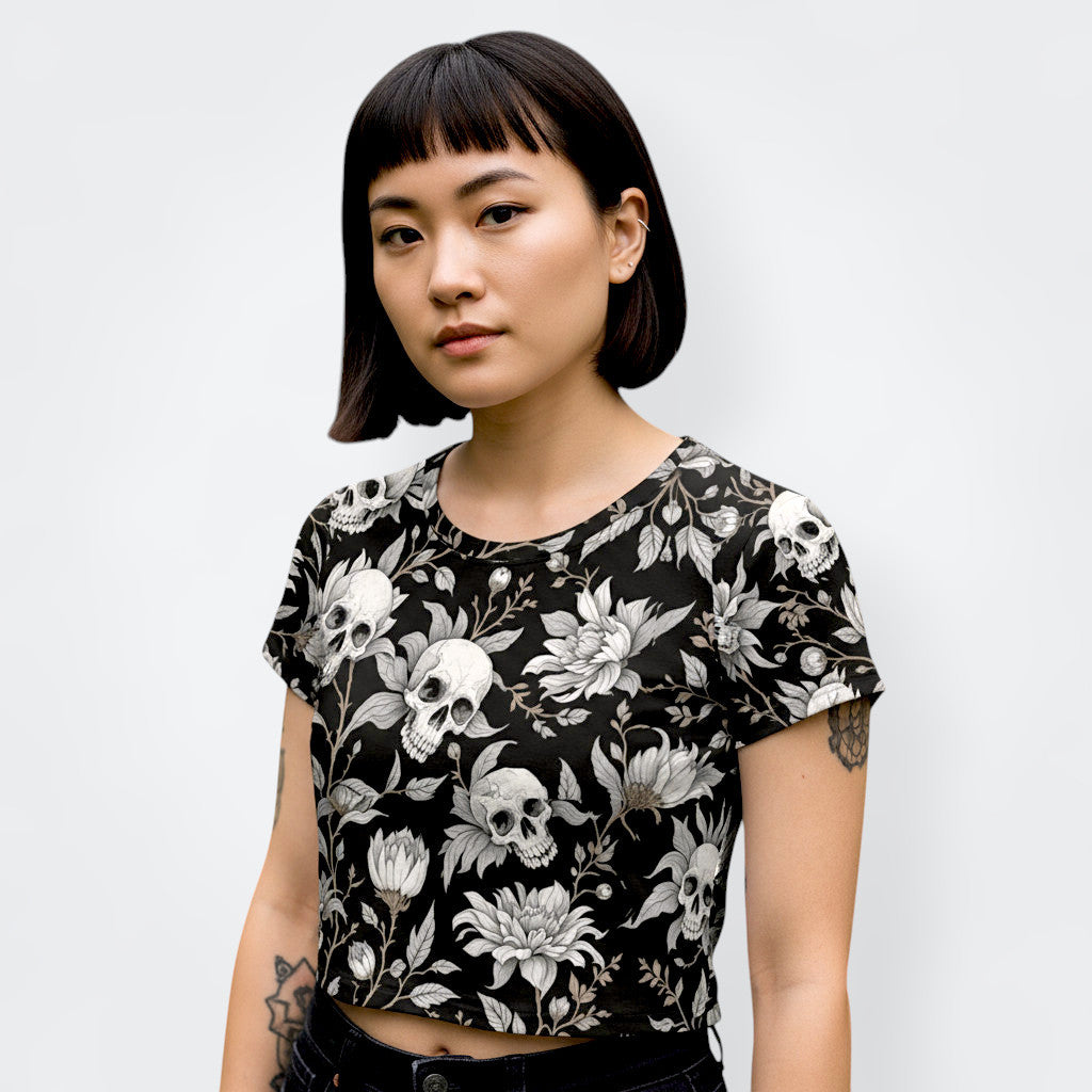 Top crop negro de mujer con calaveras y flores vista frontal