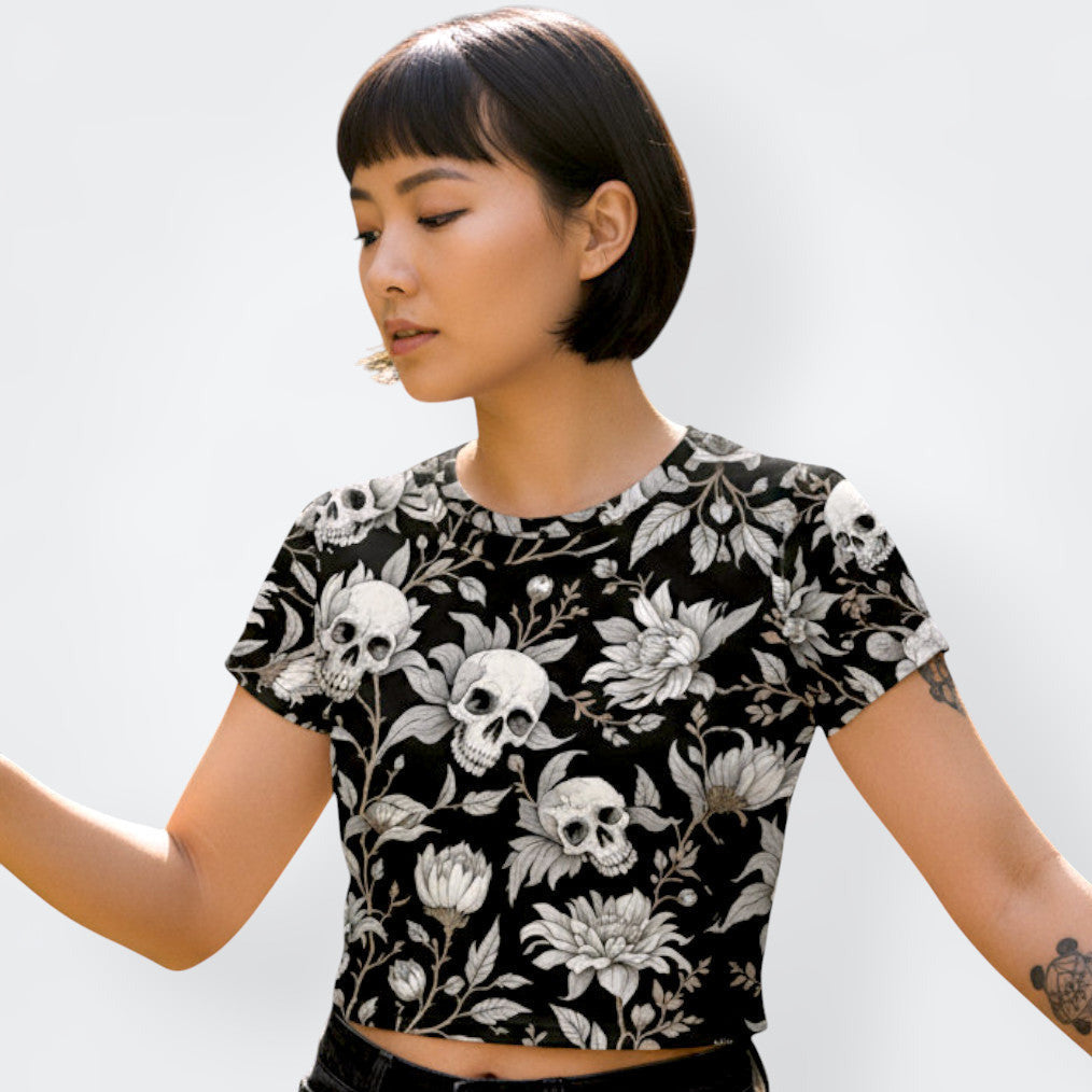 Top crop negro de mujer con calaveras y flores vista tres cuartos izquierda