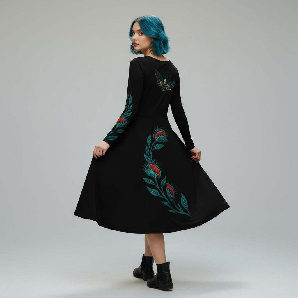 Vestido midi negro Blue and Black Moth modelo de pie de espaldas