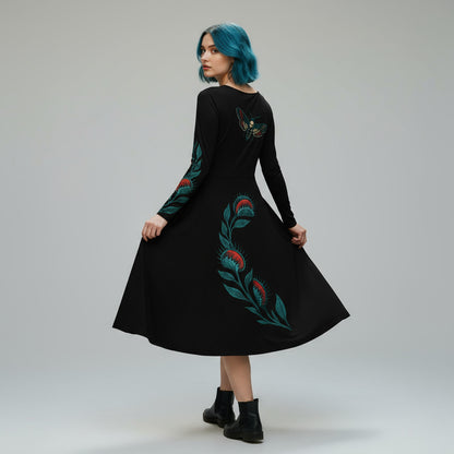 Vestido midi negro Blue and Black Moth modelo de pie de espaldas