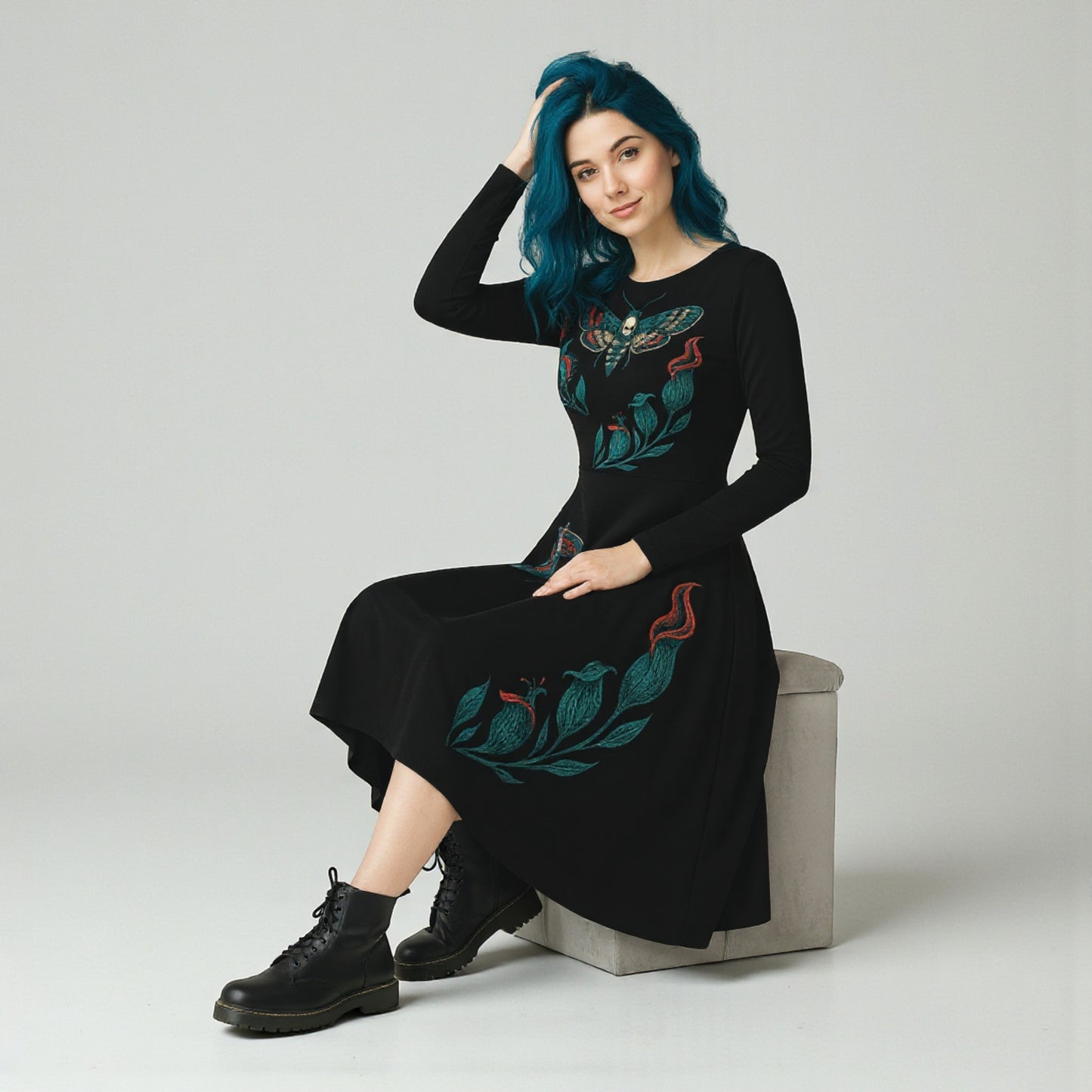 Vestido midi negro Blue and Black Moth modelo sentada de frente