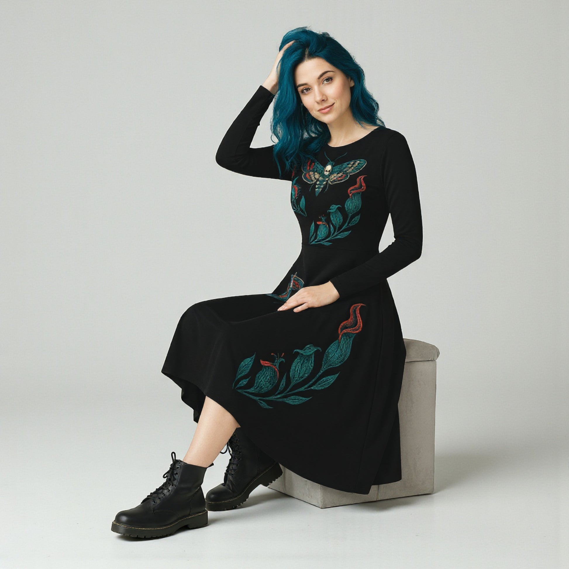 Vestido midi negro Blue and Black Moth modelo sentada de frente