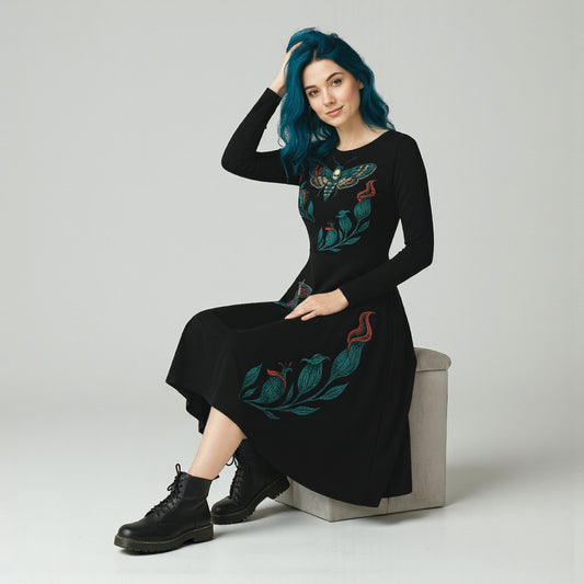 Vestido midi negro Blue and Black Moth modelo sentada de frente