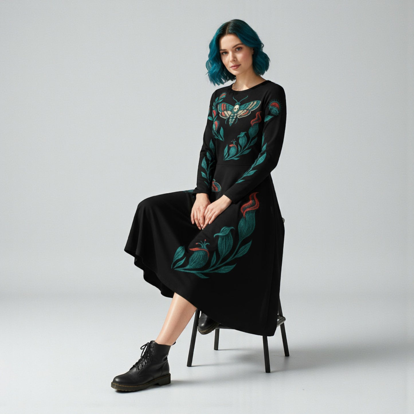 Vestido midi negro Blue and Black Moth modelo sentada tres cuartos izquierda