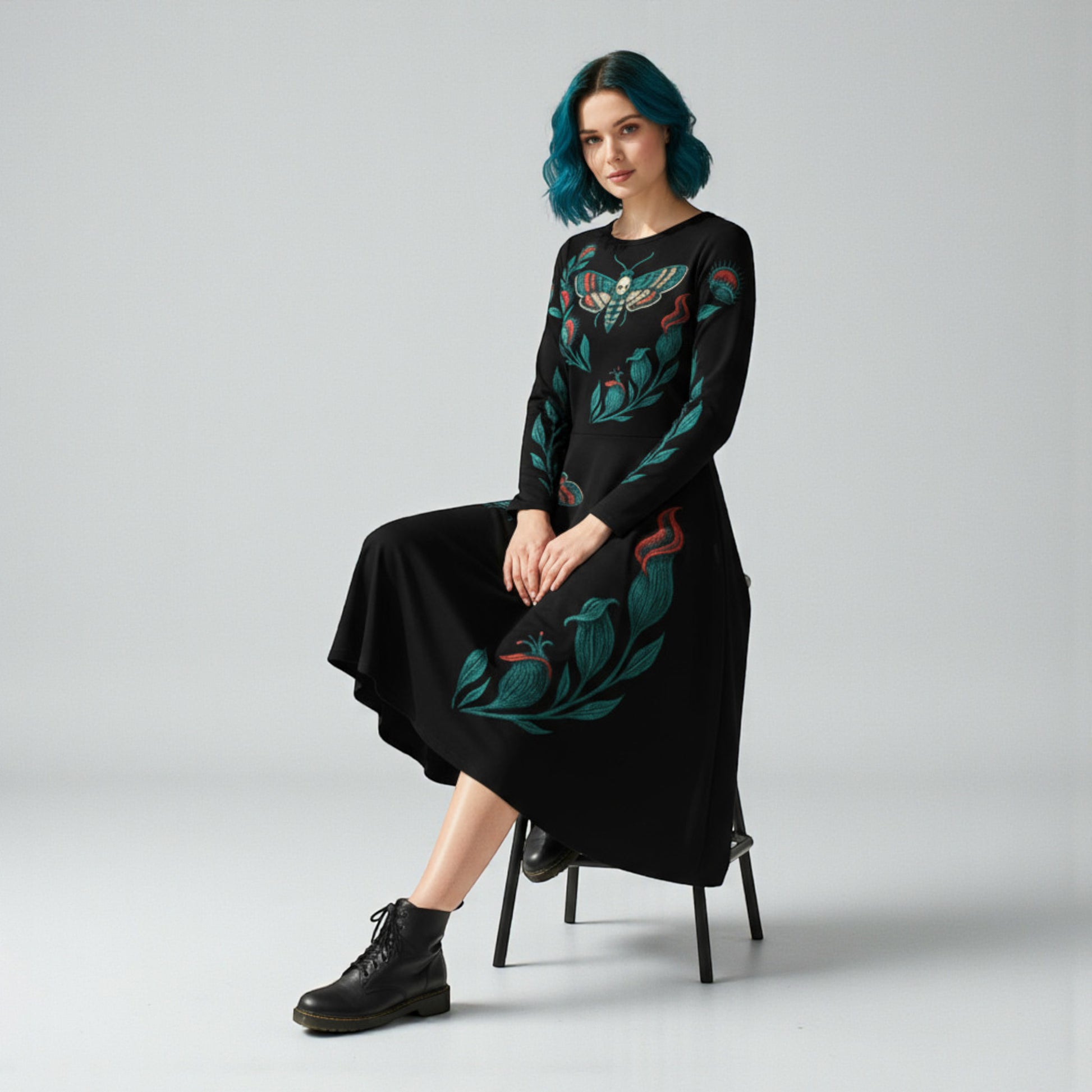 Vestido midi negro Blue and Black Moth modelo sentada tres cuartos izquierda