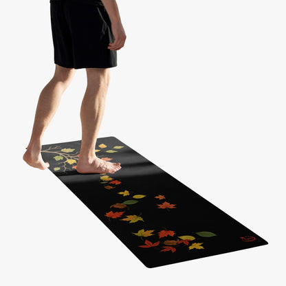 Vista lateral de la esterilla de yoga otono con persona de pie