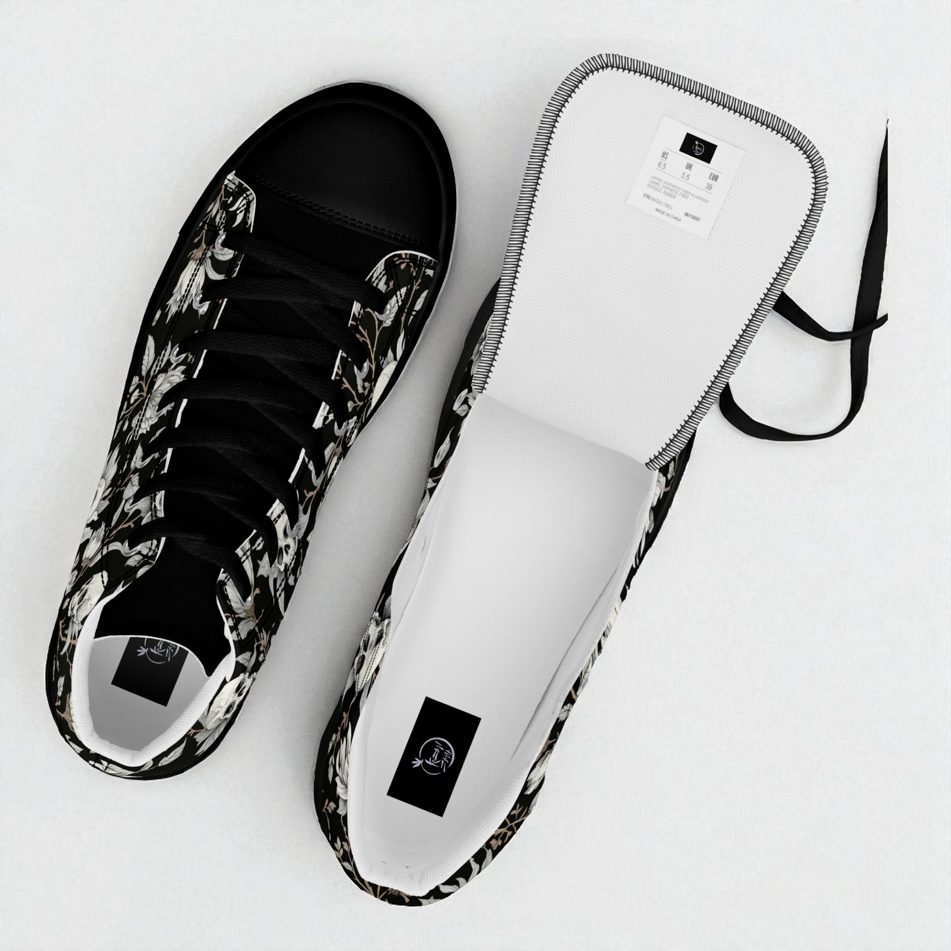 Zapatillas altas de mujer negras con calaveras vista desde arriba