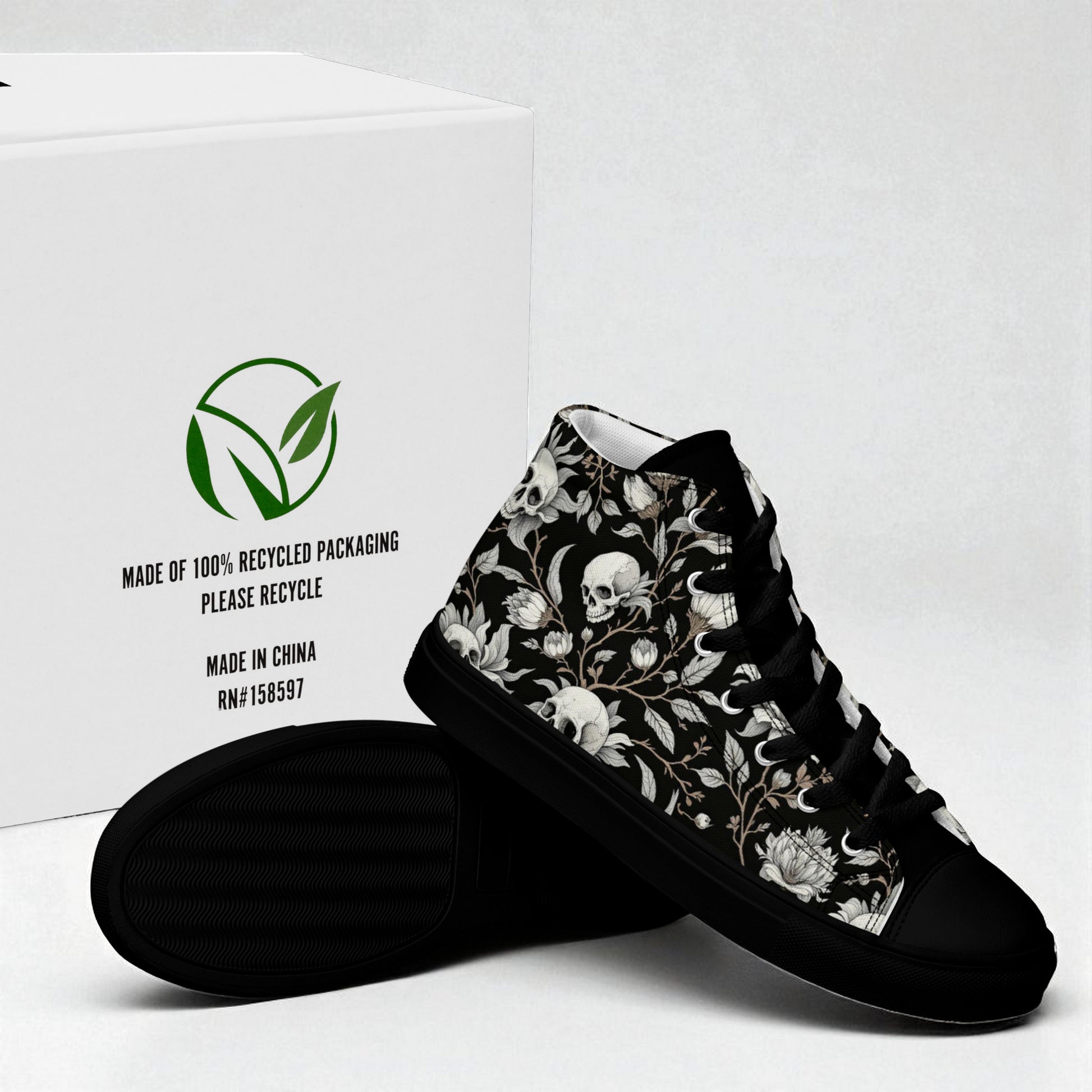 Detalle de la suela e interior de las zapatillas altas de mujer