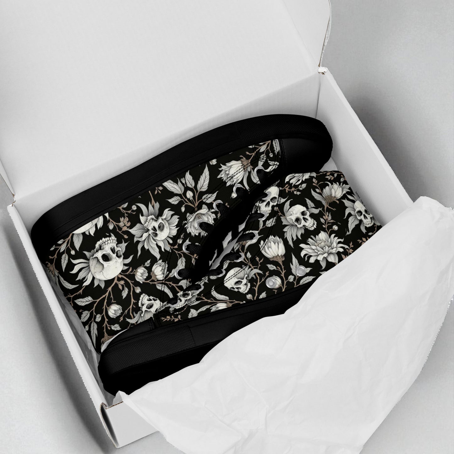 Par de zapatillas altas de mujer colocadas dentro de la caja abierta