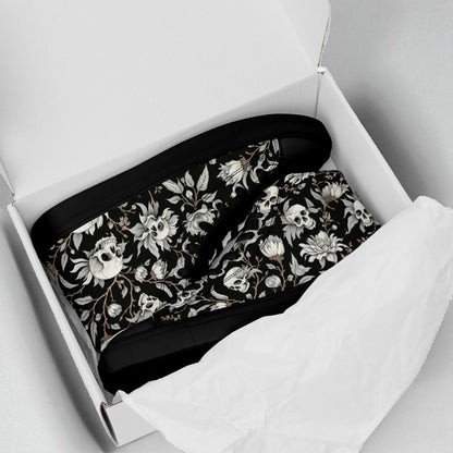 Par de zapatillas altas de mujer colocadas dentro de la caja abierta