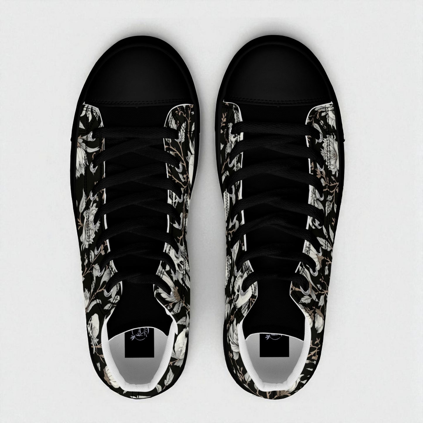 Zapatillas altas de mujer en vista superior mostrando punteras y cordones