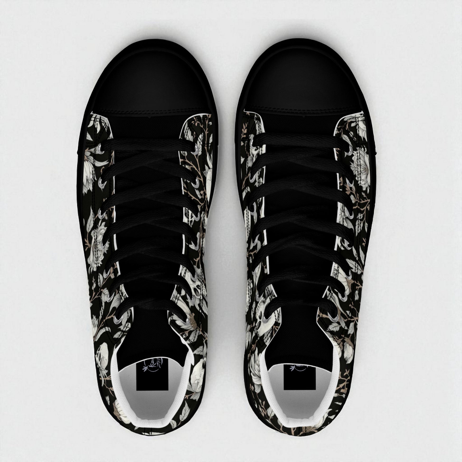 Zapatillas altas de mujer en vista superior mostrando punteras y cordones