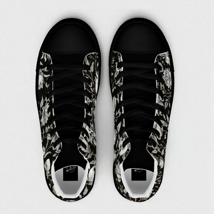 Zapatillas altas de mujer en vista superior mostrando punteras y cordones