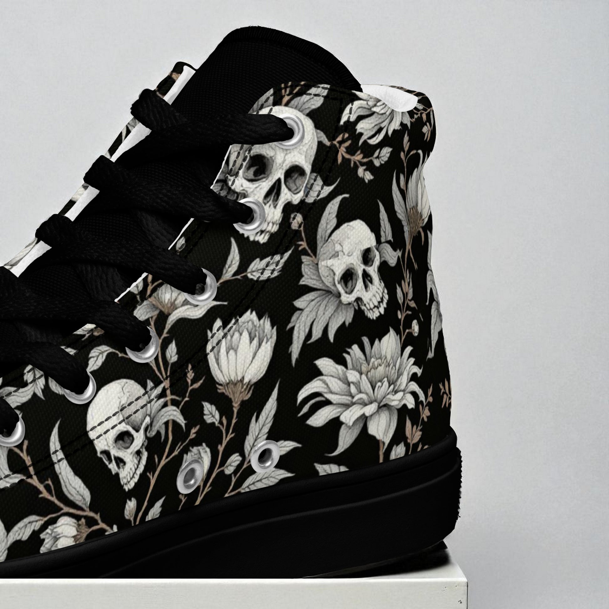 Detalle del lateral exterior con patrón de calaveras y flores en zapatillas altas de mujer