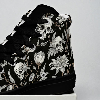 Detalle del lateral exterior con patrón de calaveras y flores en zapatillas altas de mujer