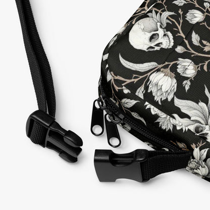 Bolso bandolera negro con calaveras y flores detalle de correa ajustable