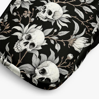 Bolso bandolera negro con calaveras y flores detalle del estampado en primer plano