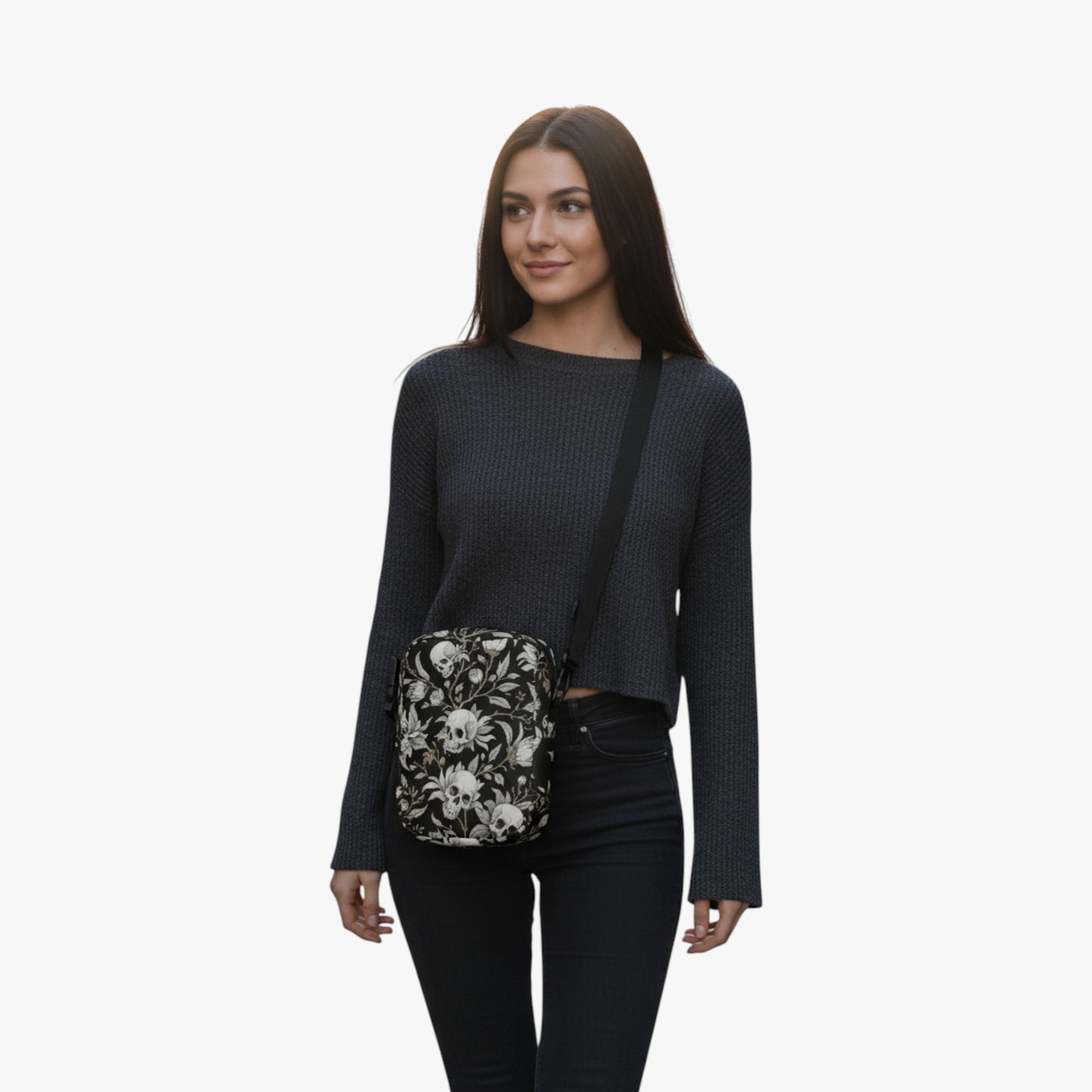 Bolso bandolera negro con calaveras y flores. Modelo mujer, vista frontal