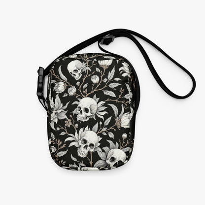 Bolso bandolera negro con calaveras y flores vista delantera con correa