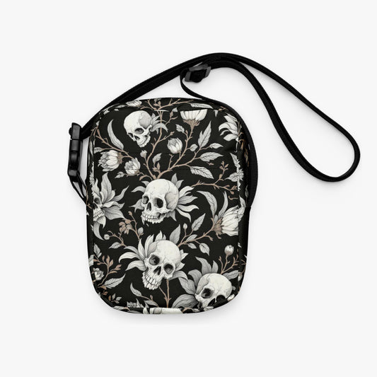 Bolso bandolera negro con calaveras y flores vista delantera con correa
