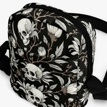 Bolso bandolera negro con calaveras y flores vista frontal del producto