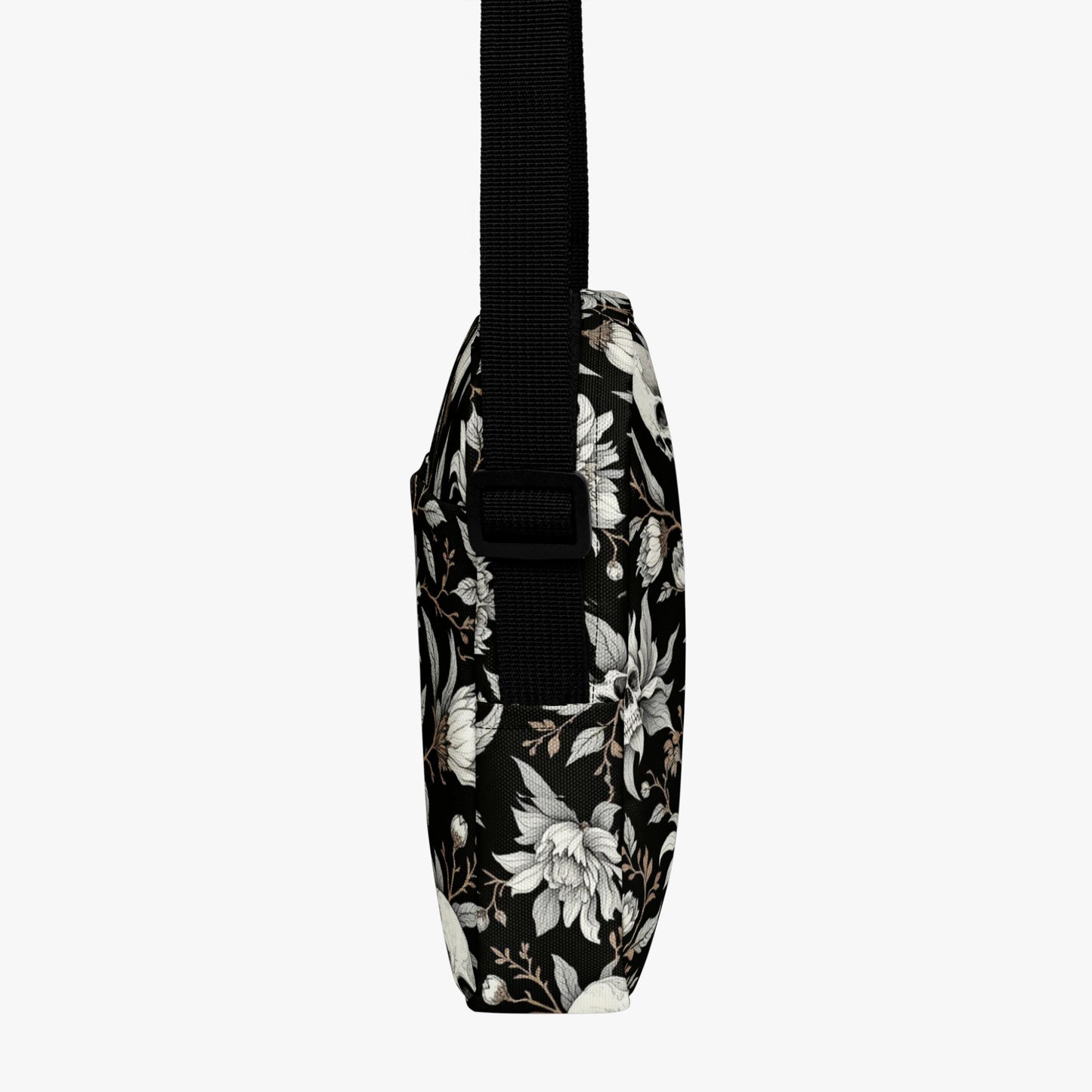 Bolso bandolera negro con calaveras y flores vista lateral y grosor