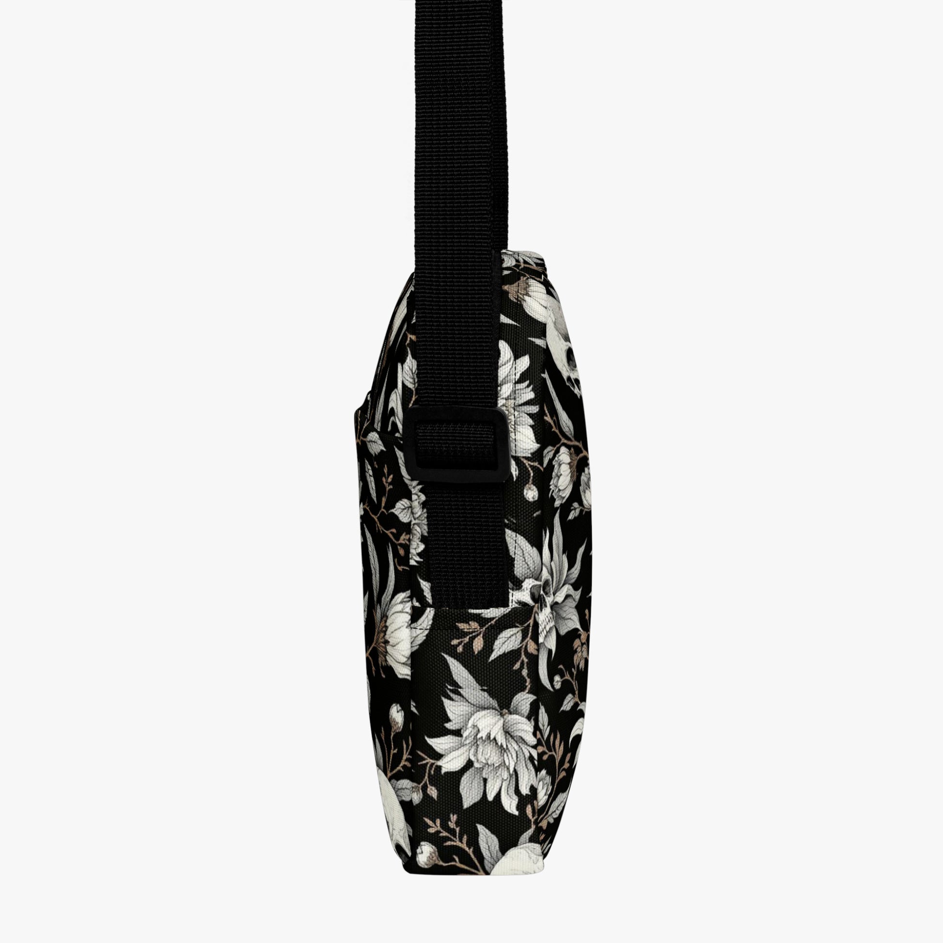 Bolso bandolera negro con calaveras y flores vista lateral y grosor