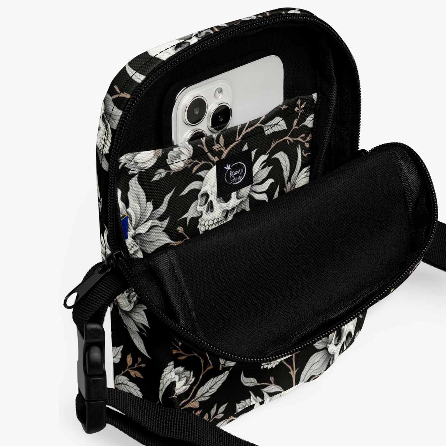 Bolso bandolera negro con calaveras y flores vista superior con cierre