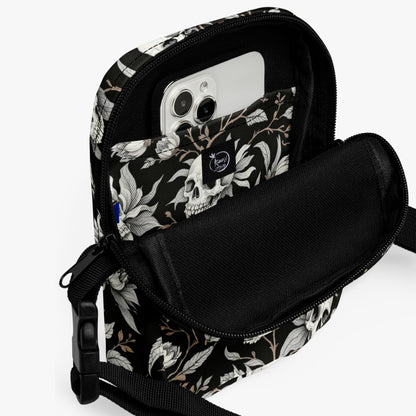 Bolso bandolera negro con calaveras y flores vista superior con cierre
