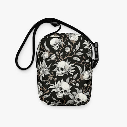 Bolso bandolera negro con calaveras y flores vista trasera con correa
