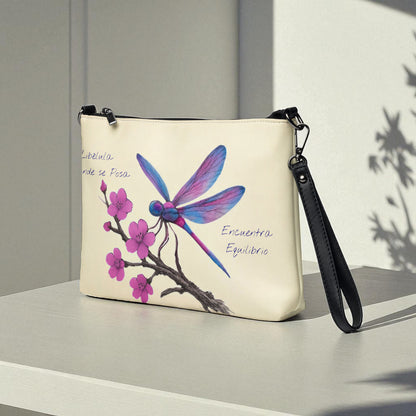 Bolso bandolera mujer con diseño artístico de libélula, estilo japonés, sobre mesa