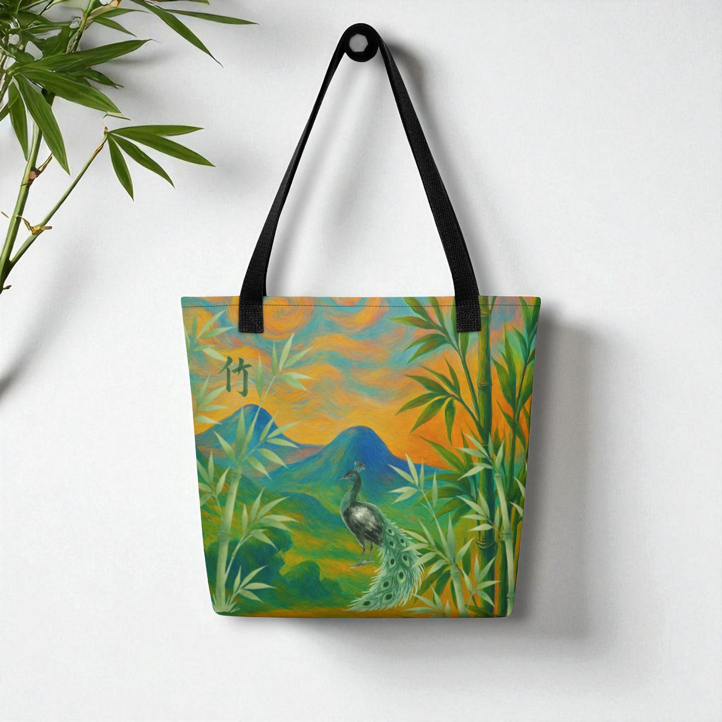 Bolso tote colgado en pared , bambú y pavo real, frontal, asas negras, fondo blanco con hojas de bambú 