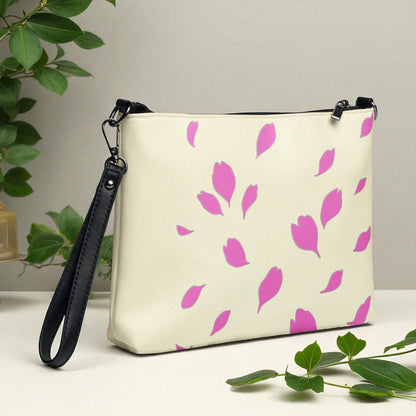 Bolso bandolera artístico con diseño de libélula y flores, vista trasera con diseño de pétalos
