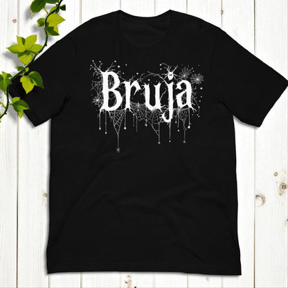 Detalle del pecho en camiseta negra Bruja. Letras blancas con telaraas