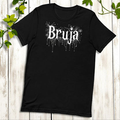 Camiseta negra unisex Bruja — vista plana frontal con tipografía blanca gótica.