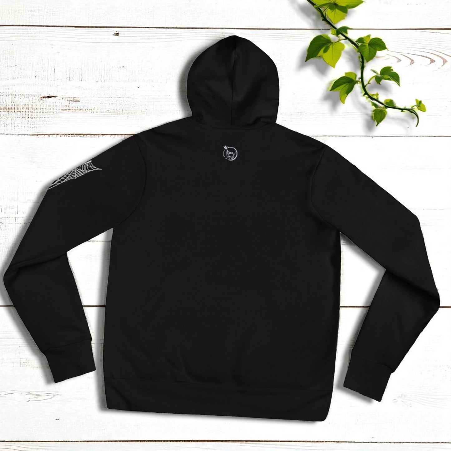 Sudadera Bruja vista plana de la espalda con logo Kuzen Saha con libélula y telarañas en manga izquierda