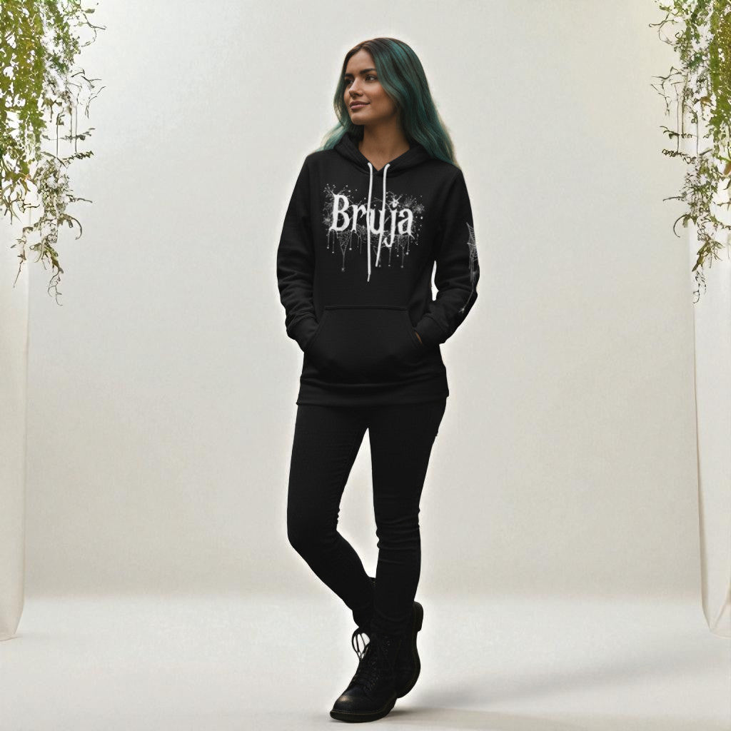Sudadera Bruja modelo mujer caminando vista tres cuartos