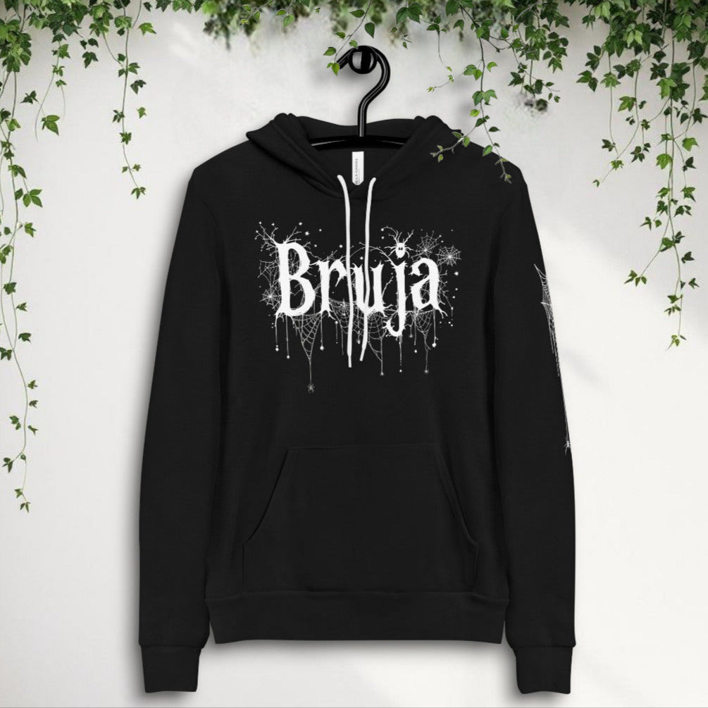 Sudadera negra Bruja colgada en percha estampado blanco con telarañas