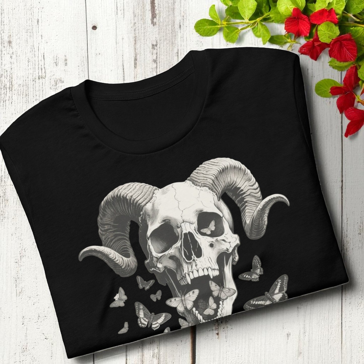 Primer plano de camiseta negra con calavera con cuernos y mariposas nocturnas detalle