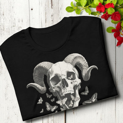 Primer plano de camiseta negra con calavera con cuernos y mariposas nocturnas detalle