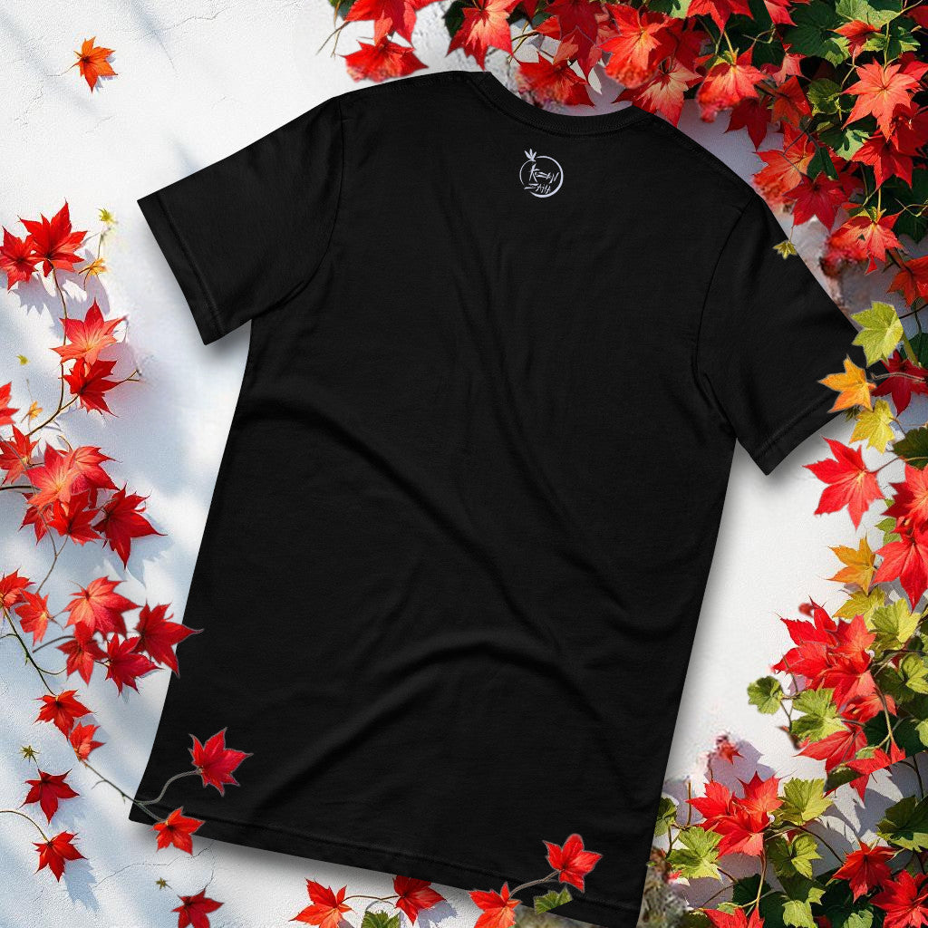 Vista trasera en flat lay con logo Kuzen Saha con libélula en la nuca