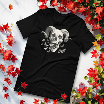 Camiseta negra unisex con calavera con cuernos y mariposas foto en flat lay vista frontal