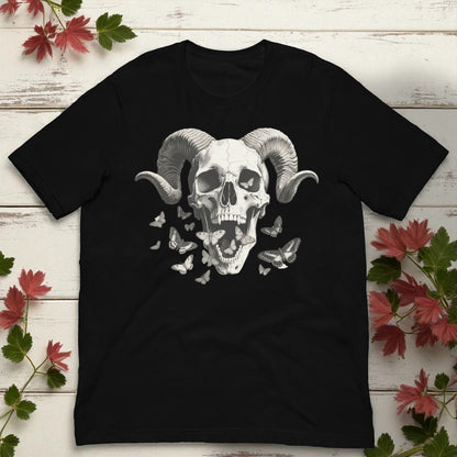 Camiseta negra unisex con calavera con cuernos y mariposas foto en flat lay con hojas decorativas