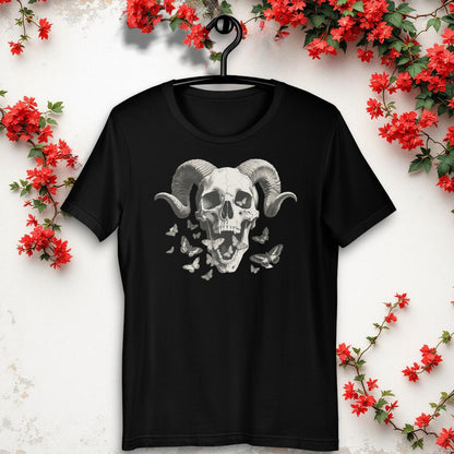 Camiseta negra unisex vista trasera en percha con logo Kuzen Saha con libélula en la nuca