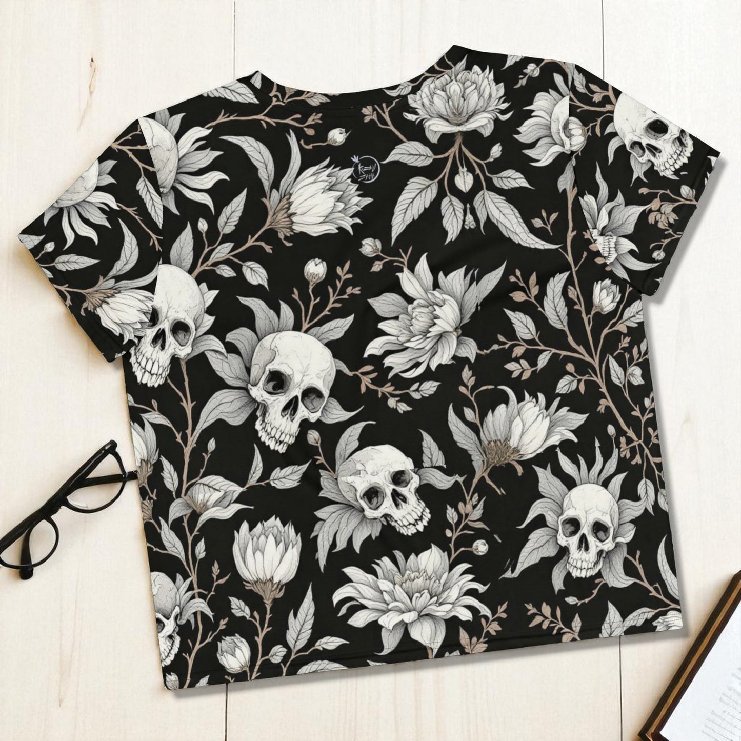 Top corto negro con calaveras y flores plano detalle para tienda online