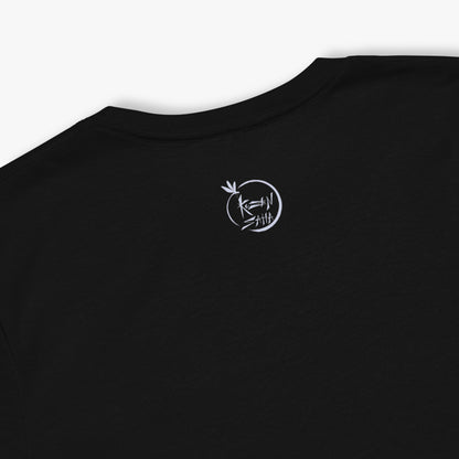 Camiseta eco unisex “¿Por qué estás de negro? Por si te mueres” detalle del corazón bordado en la nuca
