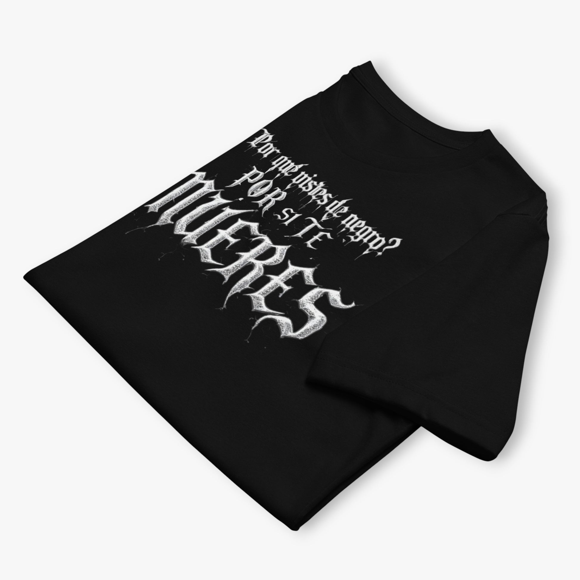 Camiseta eco unisex “¿Por qué estás de negro? Por si te mueres”  doblada con primer plano del texto