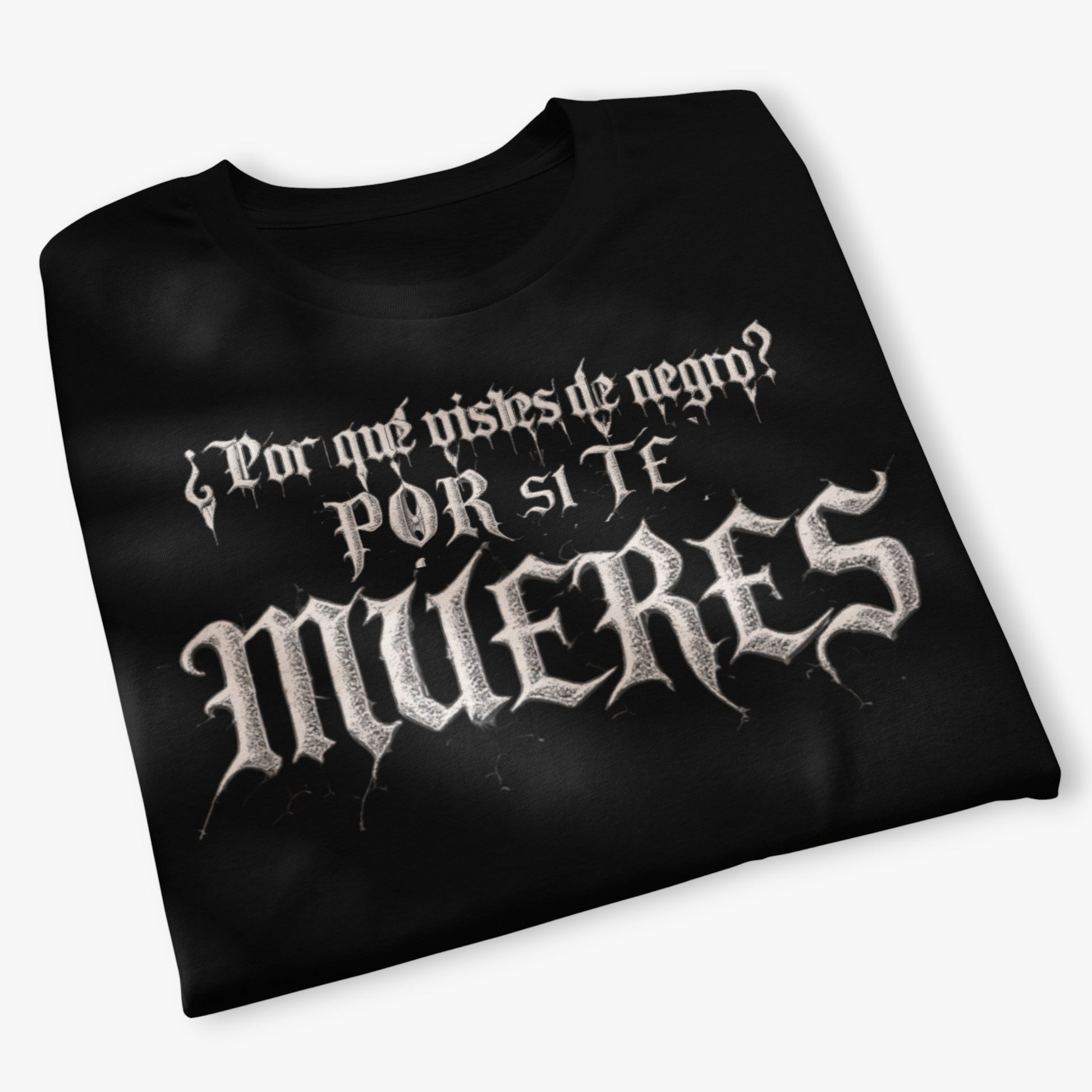 amiseta eco unisex “¿Por qué estás de negro? Por si te mueres” primer plano del texto en el pecho