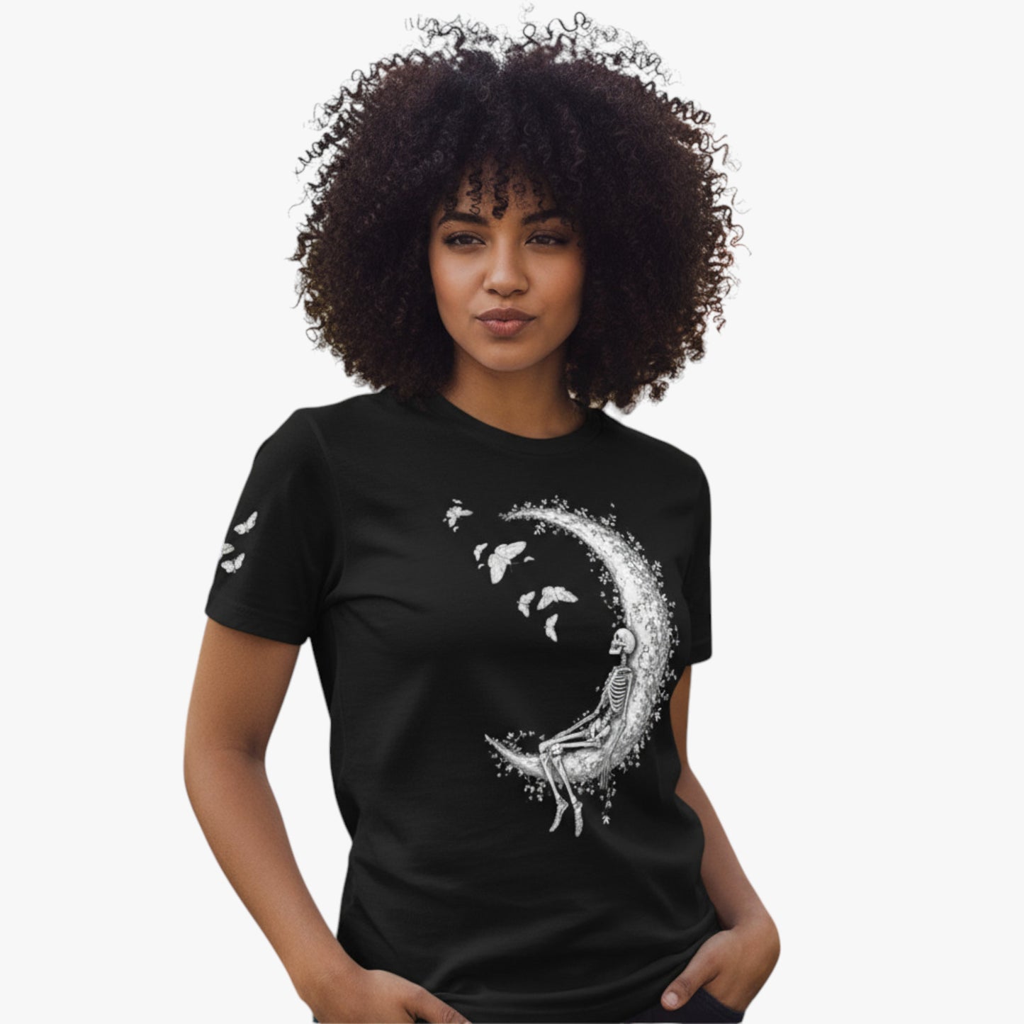 Modelo mujer con camiseta negra “Esqueleto en la luna”, vista frontal.